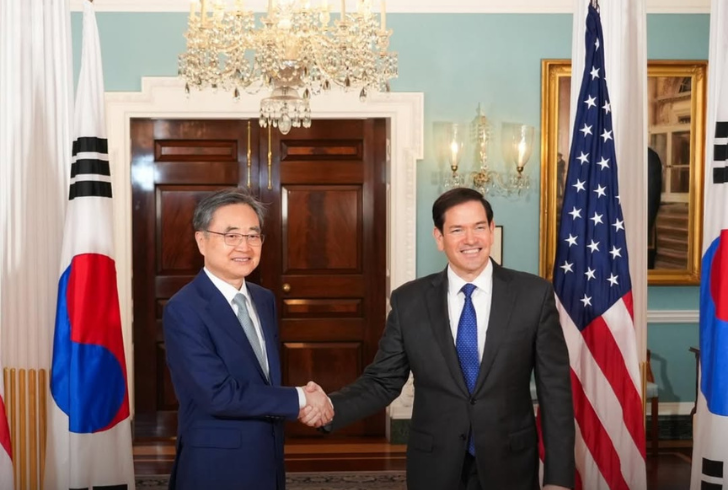 Foreign Minister Cho Hyun and U.S. Secretary of State Marco Rubio