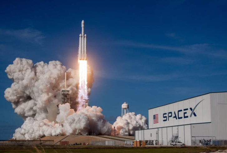 A SpaceX rocket represents the recent decline in space ETF performance.